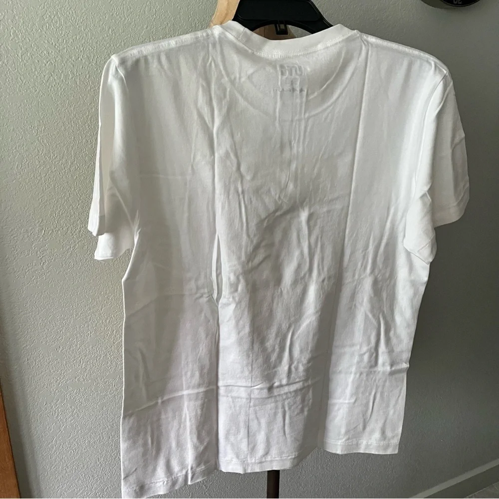 NEW KAWS x UNIQLO 2016 sz L Red Heart Pocket Tee White Short Sleeve Tshirt - Picture 6 of 7